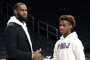 余嘉豪憶高中與布朗尼當(dāng)隊(duì)友：詹姆斯來看球引轟動(dòng) 他的氣場(chǎng)很強(qiáng)