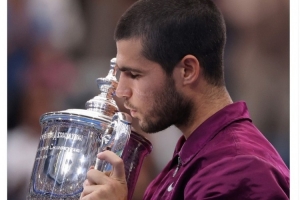 皇馬社媒：祝賀阿爾卡拉斯第二次贏得美網(wǎng)冠軍，我們?yōu)槟泸湴? >
                                        </div>
                                    </div>
                                                                        <div   id=