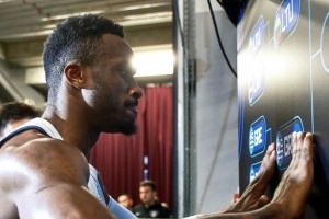 我弟無敵了！字母哥哥賽后拍打晉級(jí)欄希臘隊(duì)貼紙 非常用力很激情