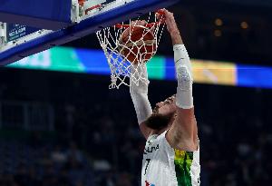 攻防一把抓！瓦蘭半場8中6獨得15分7板 罰球3中3