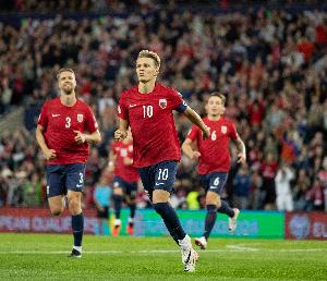 厄德高：比賽中我們非常專注，沒有人因?yàn)橐鄡魟偾蚨陡袎毫? >
                                        </div>
                                    </div>
                                                                        <div   id=