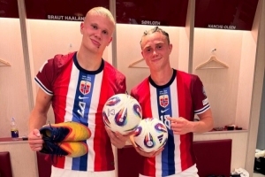 分別打進(jìn)5球和4球！哈蘭德和阿爾茨加爾德均獲得比賽用球