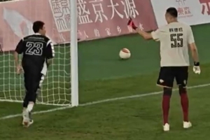 守門員韓德君直接拒絕了郭艾倫的射門 然后大韓送上貼臉搖手指