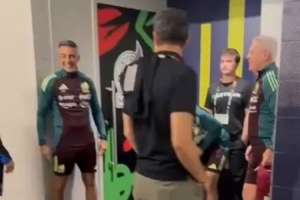 師徒重逢！墨西哥主帥阿吉雷賽后與李剛?cè)室娒娌㈤_玩笑