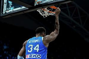 沖擊力十足！字母哥半場(chǎng)9中6貢獻(xiàn)15分2板2斷 罰球5中3