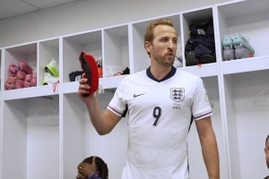 斯賓塞上演英格蘭隊(duì)首秀，凱恩賽后在更衣室向他頒發(fā)紀(jì)念帽