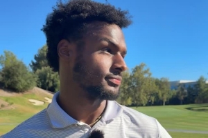 子強(qiáng)于父？布朗尼已開始打高爾夫四個月 完成流暢揮桿動作