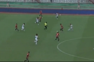 馬爾穆什在一次搶球中不慎膝蓋受傷，隨后被替換下場(chǎng)