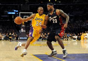 霍華德談?wù)部疲壕C合來說詹姆斯更出色 但關(guān)鍵時(shí)刻我會(huì)把球給科比