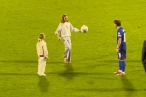 溫馨時刻！莫德里奇賽后與兩個女兒在場上踢球