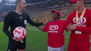 感動！??凱塞多媽媽為厄瓜多爾比賽送球，球員跑向媽媽深情擁抱