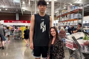 球迷在超市偶遇楊瀚森表示會(huì)為其加油 小楊回復(fù)：非常感謝！