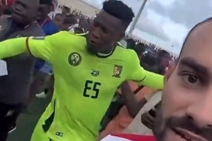 屢遭不順！奧納納在喀麥隆輸球后遭丟水瓶，又被曼聯(lián)放棄轉(zhuǎn)戰(zhàn)土超