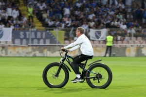 腳踝有傷！奧地利主帥朗尼克賽后騎電動自行車謝場