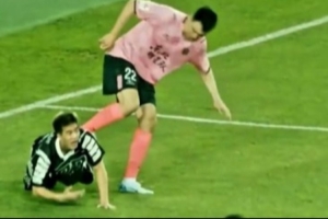 太有節(jié)目效果了！東北明星足球超級(jí)聯(lián)賽 李曉旭一腳踢飛郭艾倫