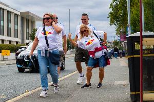 烏龍！女子為丈夫網(wǎng)購利茲聯(lián)官方新款裝備，卻收到XXXL桑德蘭球衣