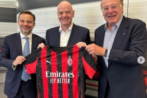 國際足聯(lián)主席因凡蒂諾造訪米蘭總部，并與米蘭高層合影