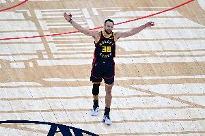 庫(kù)里生涯投過110個(gè)節(jié)末超遠(yuǎn)三分 按新算法三分命中率能提高0.4%