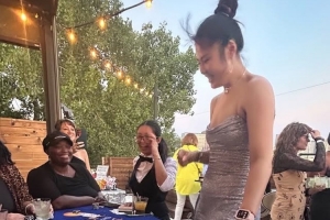 性感荷官在線發(fā)牌！李月汝和隊(duì)友玩21點(diǎn) 吊帶裙吸睛