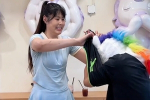 可愛女生！李月汝造訪獨角獸店鋪 左膝仍佩戴厚厚護(hù)具