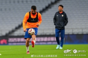 山東泰山在進(jìn)行賽前踩場(chǎng)訓(xùn)練，積極備戰(zhàn)明天與上海申花的中超聯(lián)賽