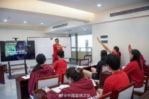 教練組特別準備了“英語角”活動 得到了中國女籃隊員的積極響應