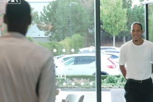 來(lái)了老弟！利物浦隊(duì)長(zhǎng)范迪克與伊薩克擁抱，歡迎后者加盟球隊(duì)