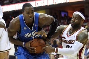 楊毅：09東決魔術(shù)淘汰騎士 但說(shuō)霍華德能單換詹姆斯多少有點(diǎn)牽強(qiáng)