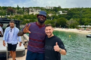 開賽前的愜意時(shí)光！詹姆斯現(xiàn)身希臘科孚島度假 與當(dāng)?shù)厍蛎院嫌? >
                                        </div>
                                    </div>
                                                                        <div   id=