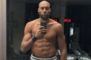 很皮！戈貝爾曬光頭造型 前隊友唐斯用法語打趣：兄弟你真禿啦？