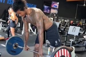 這核心力！健身教練曬杰倫-格林高難度訓(xùn)練 金雞獨(dú)立雙手提舉杠鈴