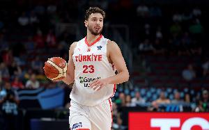 魯?shù)希何也惑@訝申京的優(yōu)異表現(xiàn) 他像高大控衛(wèi)打球很聰明