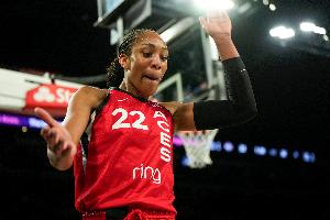 無解！阿賈-威爾遜17中9轟23分19板4助2斷4帽 提前下場(chǎng)不刷第20板