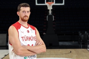 誰的部將？奧斯馬尼8中7砍半場最高18分外加4板 三分4中4