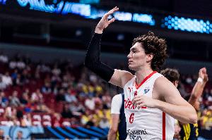 無(wú)處不在！奧斯曼上半場(chǎng)7中4得9分2板2助2斷 三分2中1