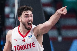 防守進(jìn)化&妙傳連連！申京15中5得15分12板6助2斷1帽 罰球8中5