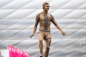 安聯(lián)球場外的貝肯鮑爾雕像揭幕，赫內(nèi)斯、魯梅尼格等人出席活動