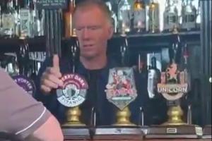 從球場(chǎng)到吧臺(tái)！郵報(bào)：50歲斯科爾斯現(xiàn)身曼市一家酒吧，為顧客倒酒