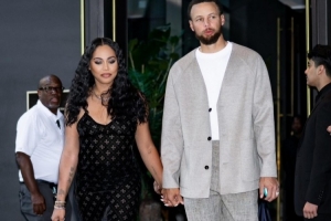 阿耶莎曬自己與庫里合照：你始終是我和無數(shù)人的靈感源泉 愛你！