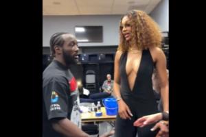 深V連體裝！WNBA里斯后臺探望拳擊手 穿著大膽又吸睛