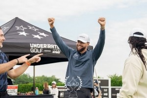 庫里亮相Underrated高爾夫巡回賽現(xiàn)場 與選手互動(dòng)并參與頒獎(jiǎng)