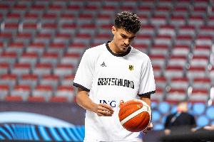 替補火力！特里斯坦-達-席爾瓦上半場7中4&三分3中2 得到10分4板