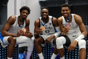 一次賽事三枚銅牌！字母哥曬三兄弟奪得銅牌后的合照