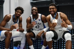 ??過去和現(xiàn)在！字母弟曬照：來自雅典塞波利亞的三兄弟！