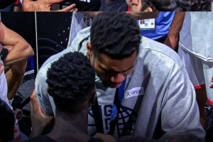 雙雙入選最佳陣容&皆拿獎牌！字母哥和施羅德?lián)肀е乱? >
                                        </div>
                                    </div>
                                                                        <div   id=