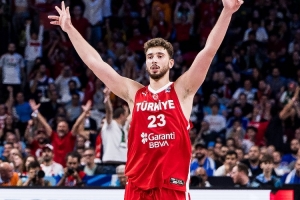 找回進攻狀態(tài)！申京上半場9中6獨砍15分1板1助3帽 第二節(jié)12分