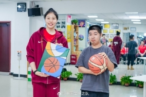 中國(guó)女籃專(zhuān)程前往智障人士服務(wù)工作站 以實(shí)際行動(dòng)支持公益事業(yè)