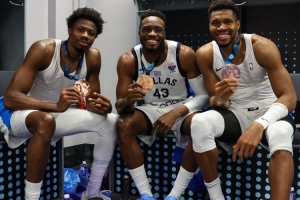 字母曬三兄弟戴獎(jiǎng)牌合照！大加祝賀：為國(guó)爭(zhēng)光 恭喜你的家人