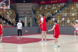 中國女籃今晚迎戰(zhàn)尤文圖特！張子宇賽前重點(diǎn)進(jìn)行罰球訓(xùn)練