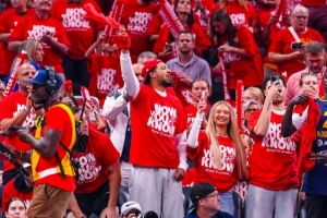 印城代言人！哈利攜未婚妻現(xiàn)場(chǎng)助威狂熱隊(duì)季后賽比賽！